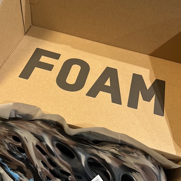 Yeezy Foam Runners - Picture 6 of 7